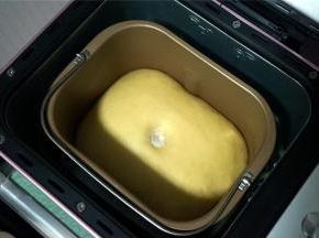 将面团揉圆，取出搅拌刀，将面团放入，选择酸奶发酵程序，发酵至面团两倍大，约1.5小时。