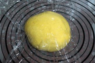 倒出面团，擀开排气后滚圆，盖上保鲜膜，松弛15分钟。