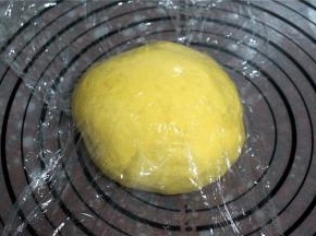 倒出面团，擀开排气后滚圆，盖上保鲜膜，松弛15分钟。