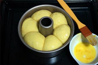 二发半个小时，大概发酵至8分满，给面包坯刷上一层全蛋液，同时180上下火预热烤箱。