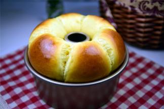 放入中下层，烘烤18~20分钟左右。面包自然裂开，边界还拉丝，很美。