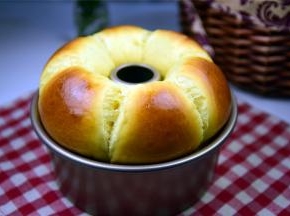 放入中下层，烘烤18~20分钟左右。面包自然裂开，边界还拉丝，很美。