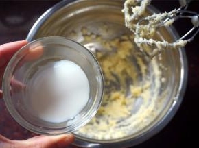 黄油软化后加入糖粉，搅打至蓬松状态后，分次加入牛奶，搅打至完全融合。
