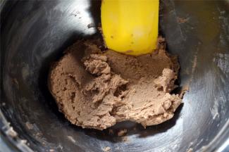 拌成无干粉状态的面糊，将面糊装入装有三能48号单侧波浪形花嘴的袋中。