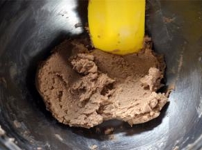 拌成无干粉状态的面糊，将面糊装入装有三能48号单侧波浪形花嘴的袋中。