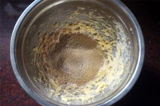 加入柠檬皮屑，筛入低筋粉，玉米淀粉，杏仁粉，可可粉，肉桂粉。