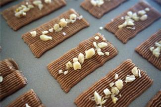 在中央放上切碎了的松子，并稍微按压一下，放入预热至180度的烤箱中层，烘烤12分钟。