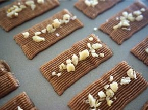 在中央放上切碎了的松子，并稍微按压一下，放入预热至180度的烤箱中层，烘烤12分钟。