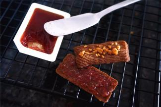 饼干冷却后，抹上果酱，叠上另一片饼干即可品尝。