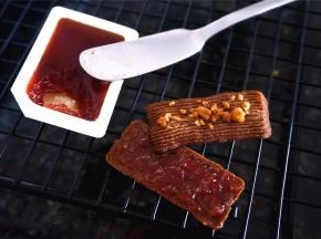 饼干冷却后，抹上果酱，叠上另一片饼干即可品尝。