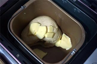 程序结束后，加入黄油，再次启动揉面程序，时间15分钟。两个程序结束后，面团可以拉出粗燥的手套膜，足矣。