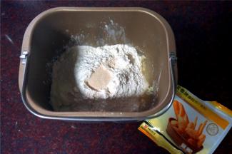 黄油除外，将食材按照先液体后固体的顺序放入面包桶，启动揉面程序，时间20分钟。