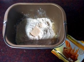 黄油除外，将食材按照先液体后固体的顺序放入面包桶，启动揉面程序，时间20分钟。