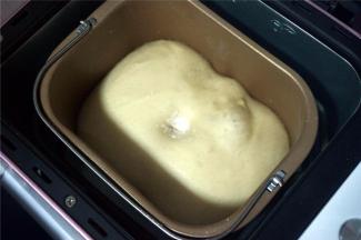 将搅拌刀取出后，面团揉圆，放入面包机里，启动酸奶发酵程序，发酵至两倍大。