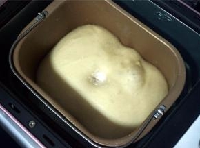 将搅拌刀取出后，面团揉圆，放入面包机里，启动酸奶发酵程序，发酵至两倍大。