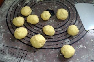 每一份切分成多个小面团（我随意分的，最好称量一下，等分，漂亮一些），滚圆。