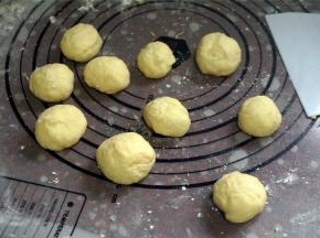 每一份切分成多个小面团（我随意分的，最好称量一下，等分，漂亮一些），滚圆。