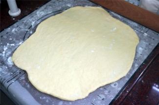 取出面团，擀开排气，然后分成两等份。