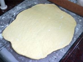 取出面团，擀开排气，然后分成两等份。