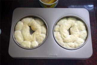 放入烤箱，用发酵程序发酵至九分满取出，表面刷上全蛋液。