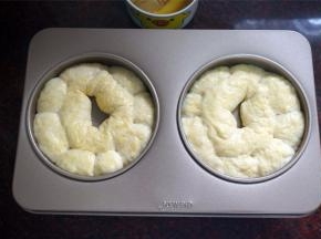 放入烤箱，用发酵程序发酵至九分满取出，表面刷上全蛋液。