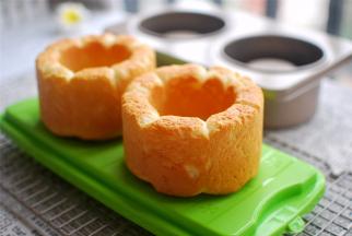 放入预热好的烤箱中下层，上下火180度，烘烤25~30分钟，出炉后马上倒扣脱模。