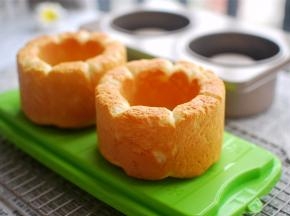 放入预热好的烤箱中下层，上下火180度，烘烤25~30分钟，出炉后马上倒扣脱模。