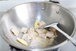 锅里加油下姜片再将冷冻的肉蓉改刀下锅煸炒出味。