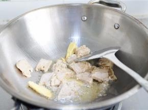 锅里加油下姜片再将冷冻的肉蓉改刀下锅煸炒出味。