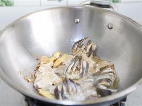 将闸蟹切面向下摆放下锅先煎制一下。
