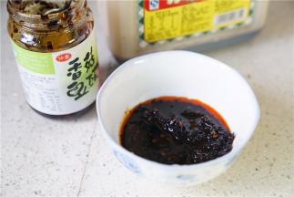 备好豆豉及酱油。