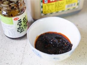 备好豆豉及酱油。