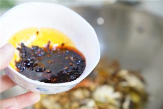 将备好的酱汁加至在锅里。