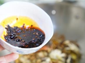 将备好的酱汁加至在锅里。