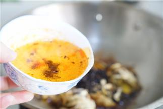 再加入半碗清水焖至微要收汁。