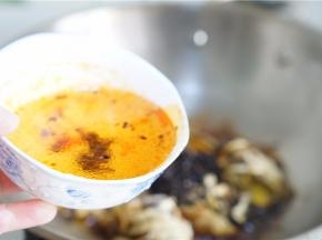 再加入半碗清水焖至微要收汁。