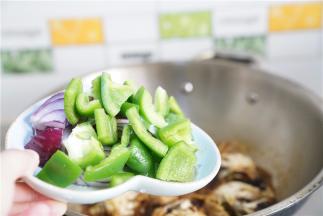 再加入菜椒及洋葱翻炒至出味即可。