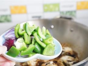 再加入菜椒及洋葱翻炒至出味即可。