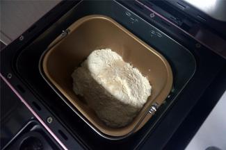 将食材按照先液体后固体的顺序放入面包机桶：牛奶，全蛋液，橄榄油，细砂糖，盐，高筋粉，酵母。