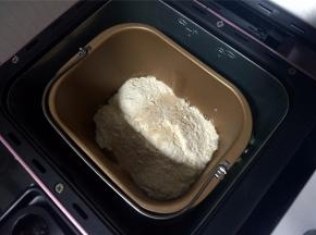 将食材按照先液体后固体的顺序放入面包机桶：牛奶，全蛋液，橄榄油，细砂糖，盐，高筋粉，酵母。