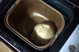 启动两个揉面程序，第一次揉面程序结束后，取出面包桶降温5分钟再放入启动第二个揉面程序。