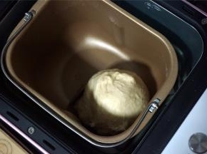 启动两个揉面程序，第一次揉面程序结束后，取出面包桶降温5分钟再放入启动第二个揉面程序。