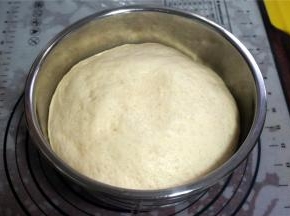 将面团揉圆，放入深盆里，盖上保鲜膜，放入烤箱发酵至两倍大。