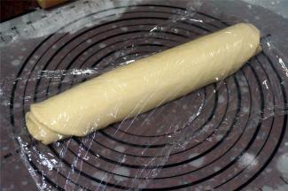 卷起，盖上保鲜膜，静置松弛15分钟。