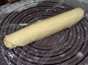 卷起，盖上保鲜膜，静置松弛15分钟。