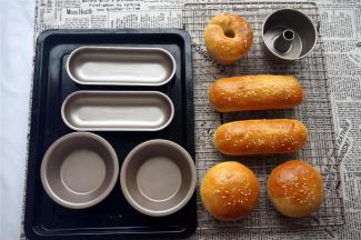 出炉后脱模，放在冷却架上冷却备用。