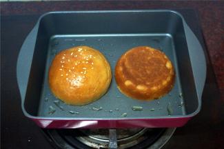 热锅，下油，切面朝下，将全部汉堡包坯都煎一煎，备用。