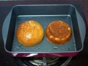 热锅，下油，切面朝下，将全部汉堡包坯都煎一煎，备用。