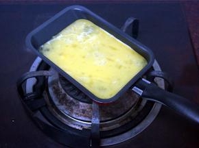 用煎蛋锅煎两个鸡蛋备用（鸡蛋打散后拌均匀，放入少许食盐调味）。