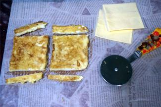 将煎蛋用轮刀裁至大小跟芝士片相当。